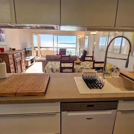 2 Pieces Avec Climatisation, Terrasse, Piscine Et Parking, Pres De La A Ste Maxime - Fr-1-780-90 Apartment Sainte-Maxime