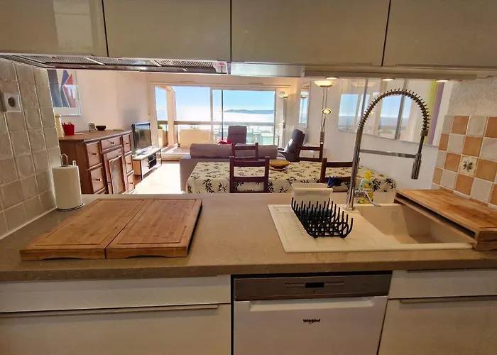 2 Pieces Avec Climatisation, Terrasse, Piscine Et Parking, Pres De La A Ste Maxime - Fr-1-780-90 Apartment Sainte-Maxime