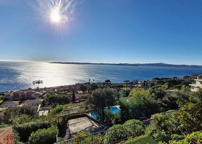 דירה 2 Pieces Avec Climatisation, Terrasse, Piscine Et Parking, Pres De La A Ste Maxime - Fr-1-780-90 *