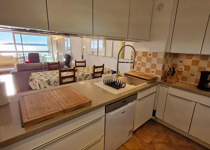 דירה 2 Pieces Avec Climatisation, Terrasse, Piscine Et Parking, Pres De La A Ste Maxime - Fr-1-780-90 סן-מקסים