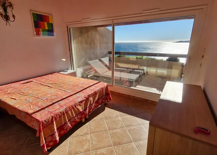 2 Pieces Avec Climatisation, Terrasse, Piscine Et Parking, Pres De La A Ste Maxime - Fr-1-780-90 *