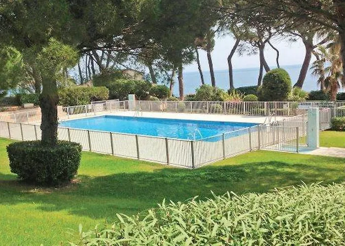 2 Pieces Avec Climatisation, Terrasse, Piscine Et Parking, Pres De La A Ste Maxime - Fr-1-780-90 סן-מקסים