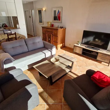 Апартаменти 2 Pieces Avec Climatisation, Terrasse, Piscine Et Parking, Pres De La A Ste Maxime - Fr-1-780-90 *