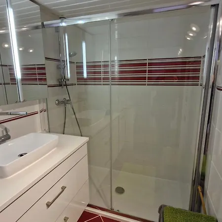 2 Pieces Avec Climatisation, Terrasse, Piscine Et Parking, Pres De La A Ste Maxime - Fr-1-780-90 * Sainte-Maxime