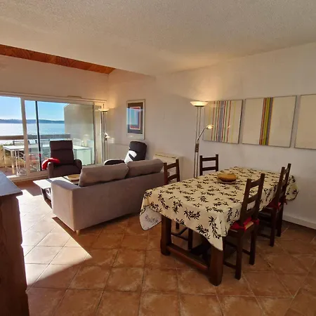 2 Pieces Avec Climatisation, Terrasse, Piscine Et Parking, Pres De La A Ste Maxime