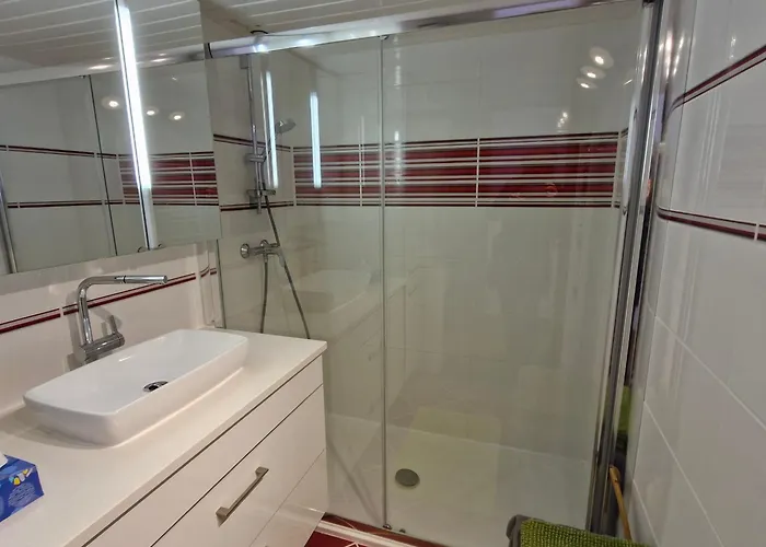 2 Pieces Avec Climatisation, Terrasse, Piscine Et Parking, Pres De La A Ste Maxime - Fr-1-780-90 * Сент-Максім